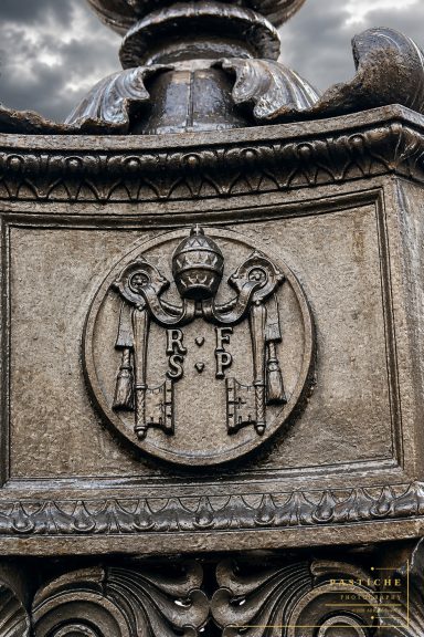 Papacy emblem